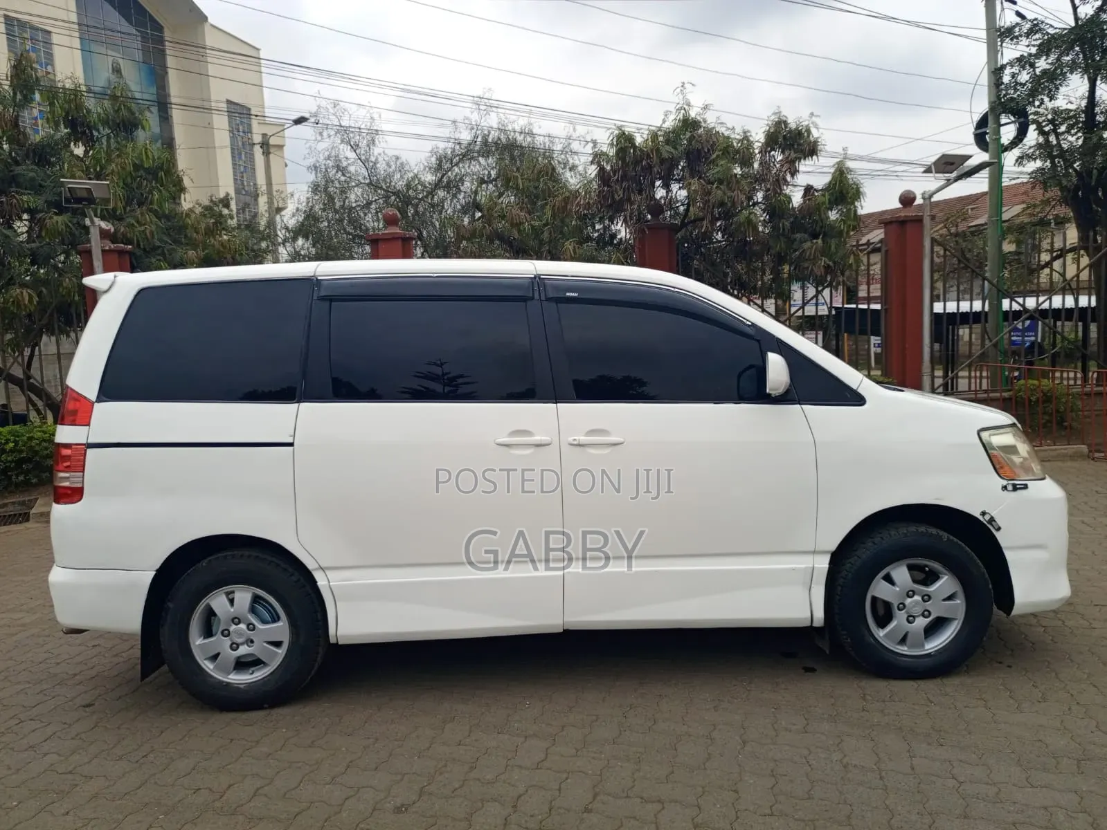 Toyota Noah 2004 White