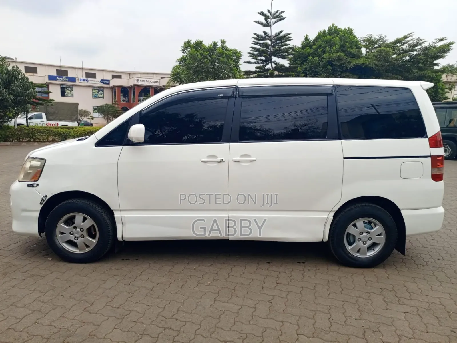 Toyota Noah 2004 White