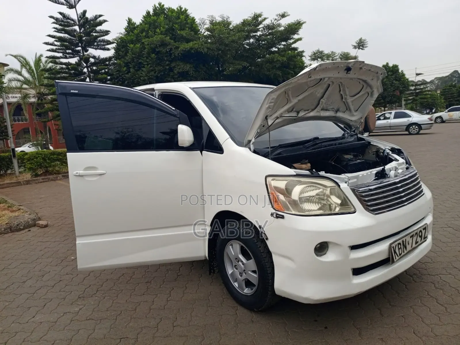 Toyota Noah 2004 White