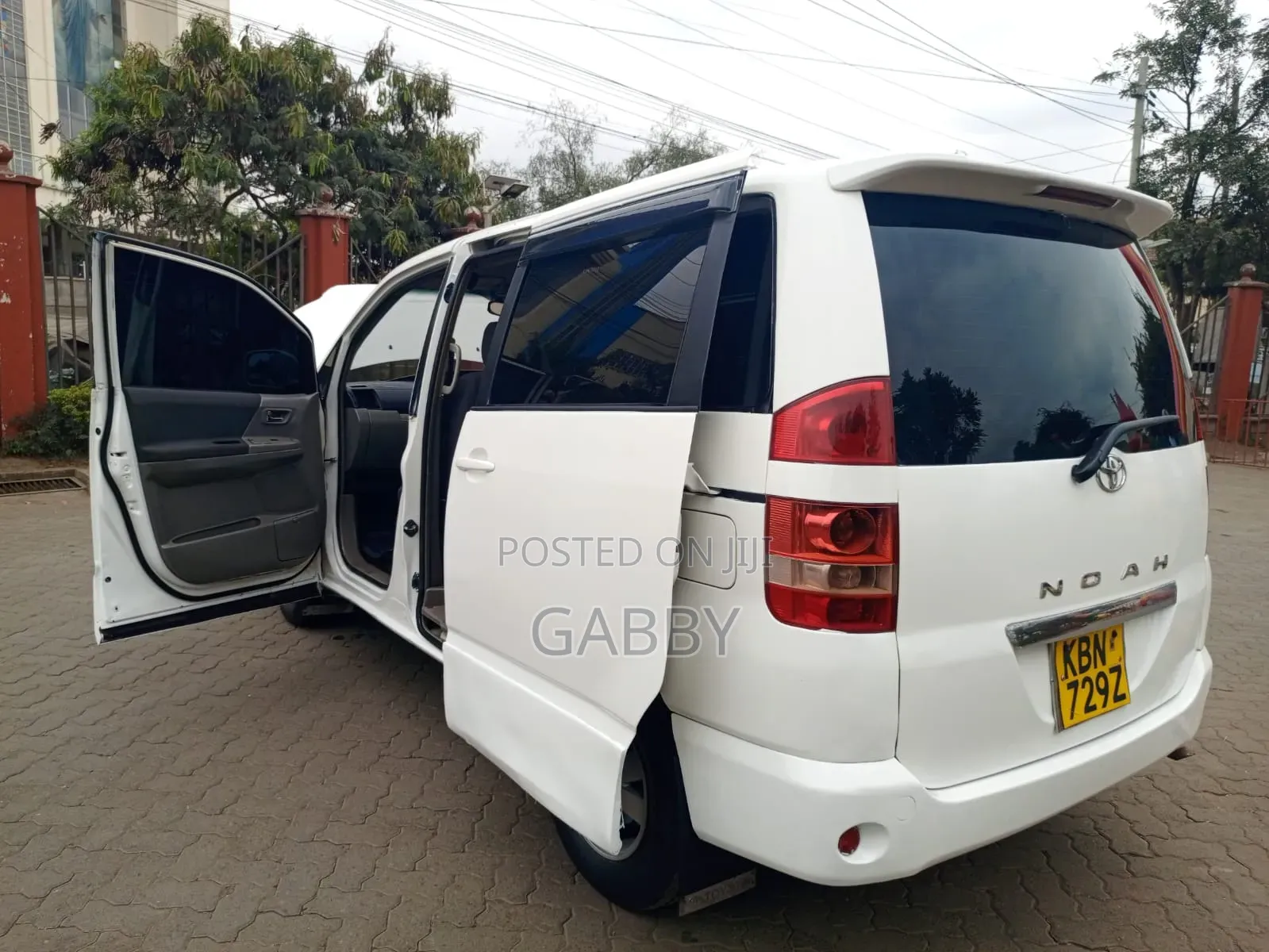 Toyota Noah 2004 White