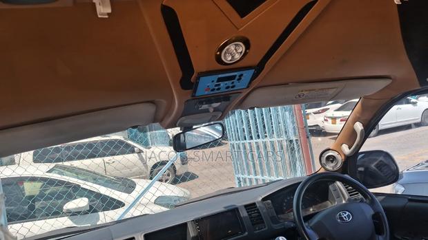Toyota HiAce 2019 Silver - thumbnail 2