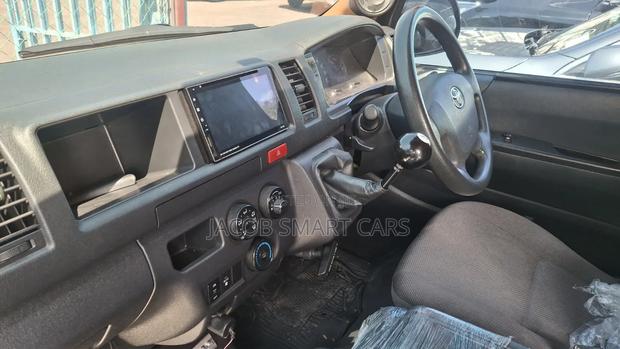 Toyota HiAce 2019 Silver - thumbnail 8