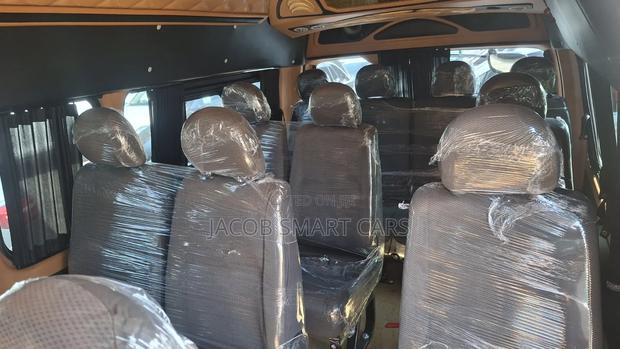 Toyota HiAce 2019 Silver - thumbnail 11