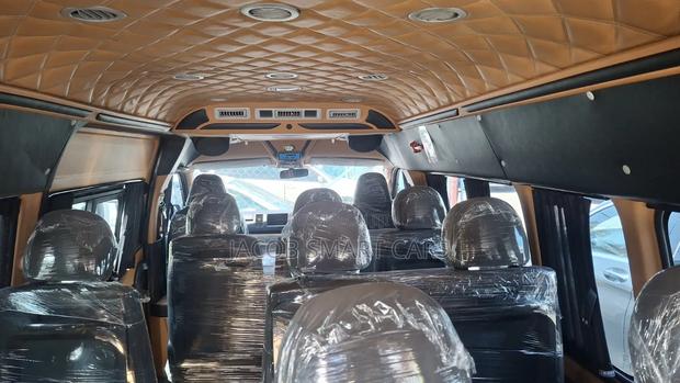 Toyota HiAce 2019 Silver - thumbnail 14