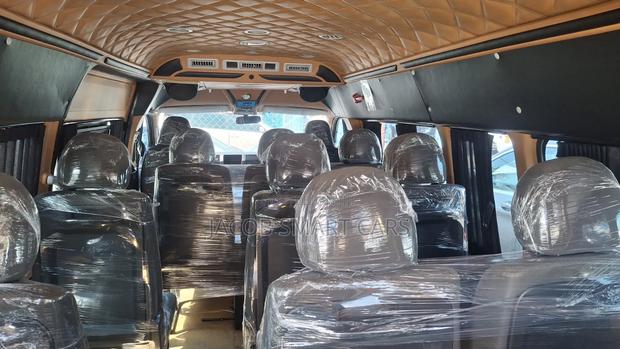 Toyota HiAce 2019 Silver - thumbnail 10