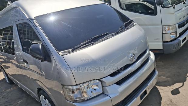 Toyota HiAce 2019 Silver - thumbnail 3