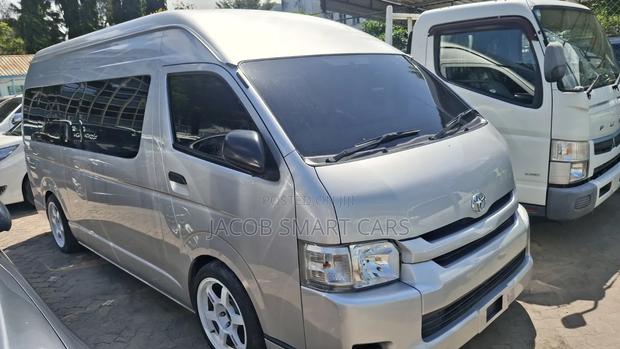 Toyota HiAce 2019 Silver - thumbnail 5