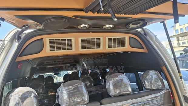 Toyota HiAce 2019 Silver - thumbnail 15