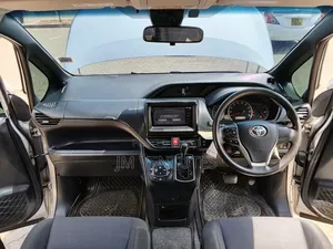 Toyota Noah 2017 Silver