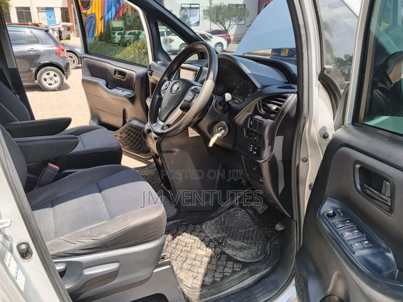 Toyota Noah 2017 Silver