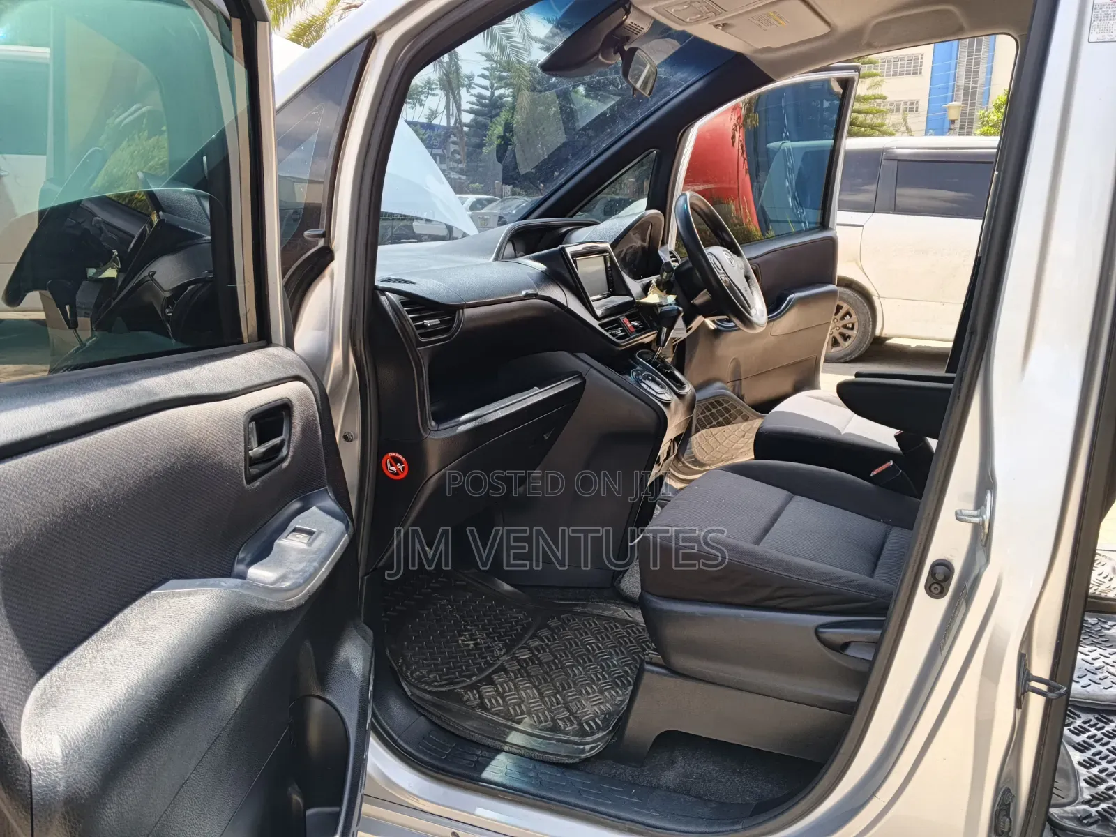 Toyota Noah 2017 Silver