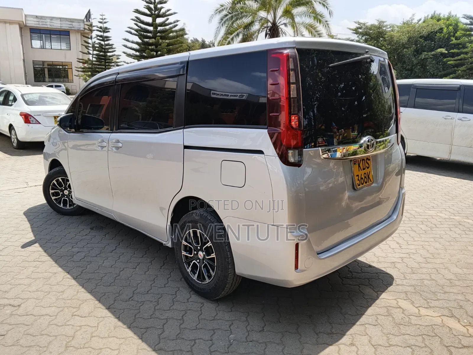 Toyota Noah 2017 Silver