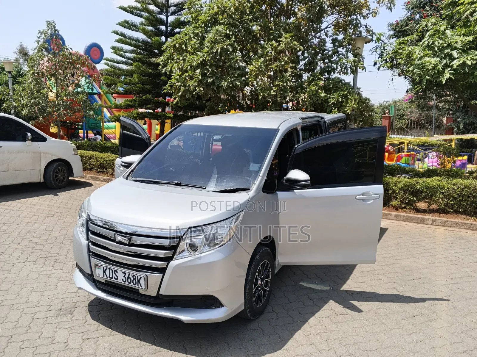 Toyota Noah 2017 Silver