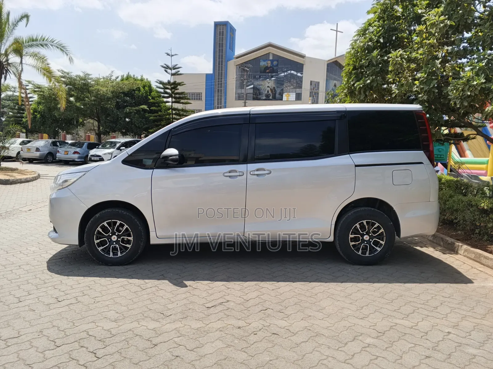 Toyota Noah 2017 Silver