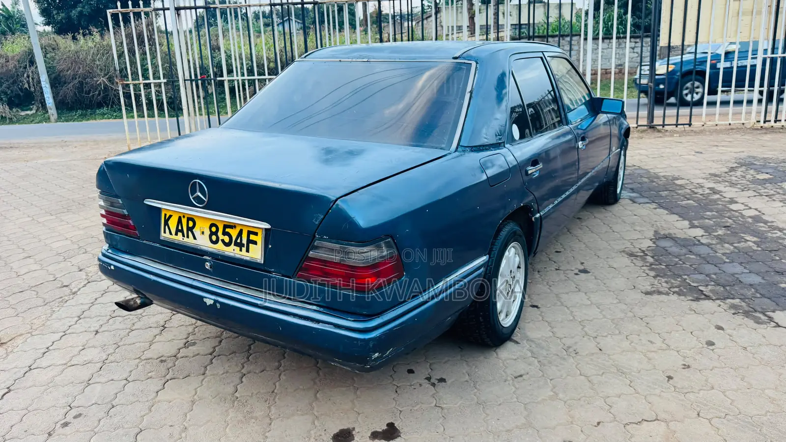 Mercedes-Benz E200 1995 Blue