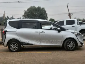 Toyota Sienta 2019 Silver