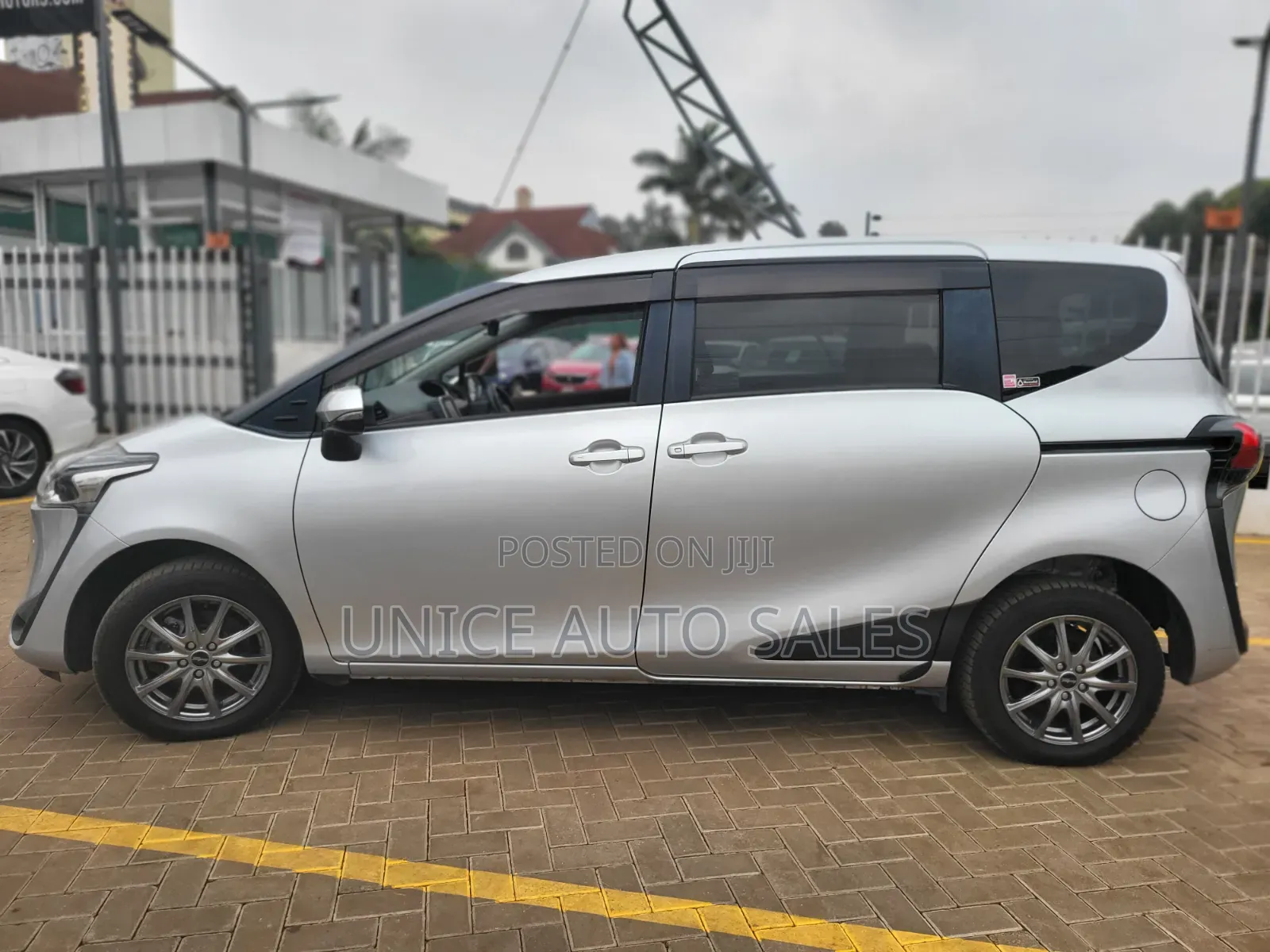 Toyota Sienta 2019 Silver