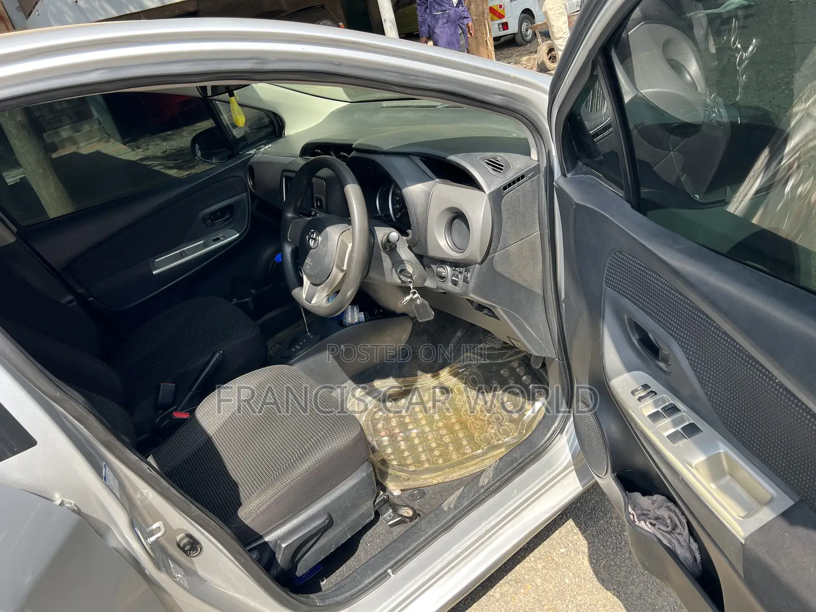 Toyota Vitz 2016 Silver