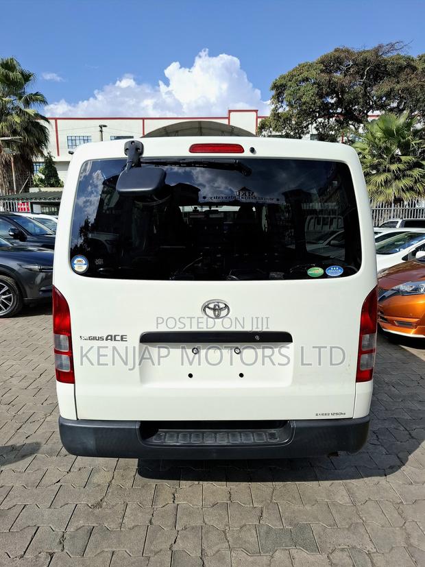 Toyota Regius 2019 White - thumbnail 5