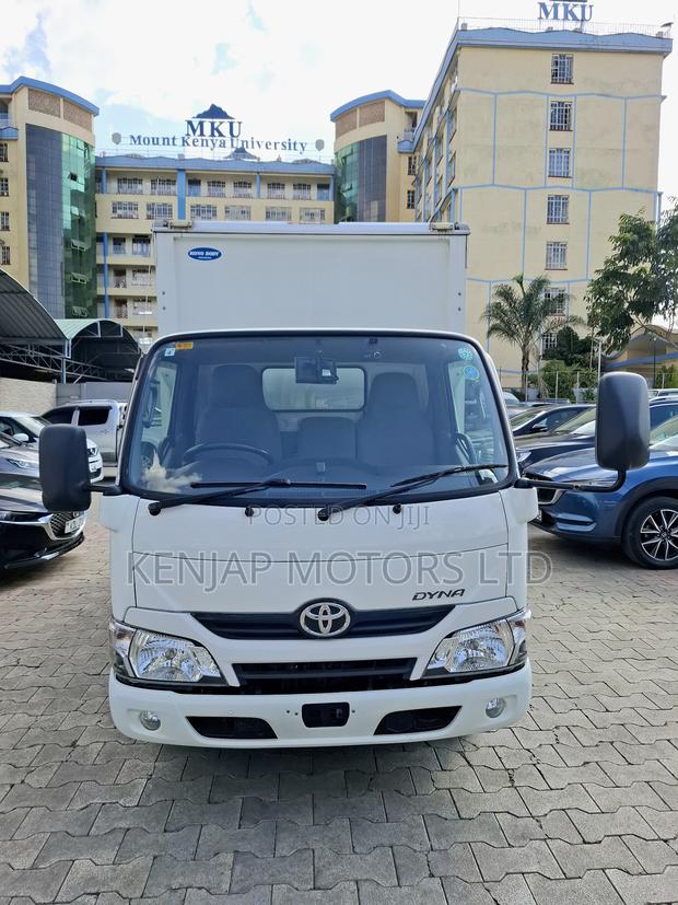 Toyota Dyna 2019 White - thumbnail 2