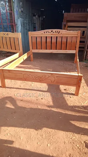 5x6 Classic Curved Hardwood Bed