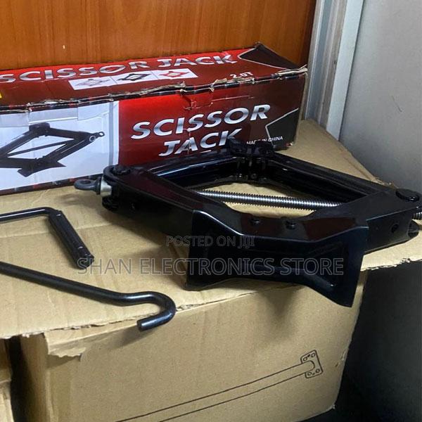 Universal Car Scissor Jack – Compact Heavy-Duty Vehicle Lifter 3t