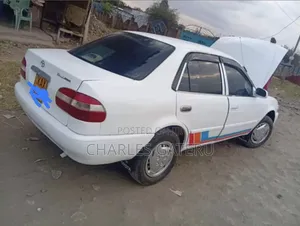 Toyota Corolla 2000 White