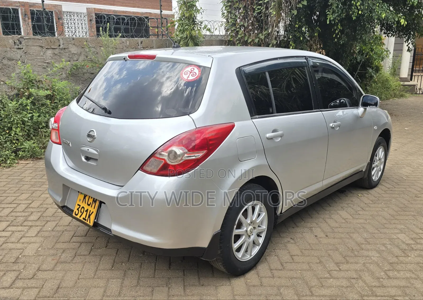 Nissan Tiida 2011 Silver