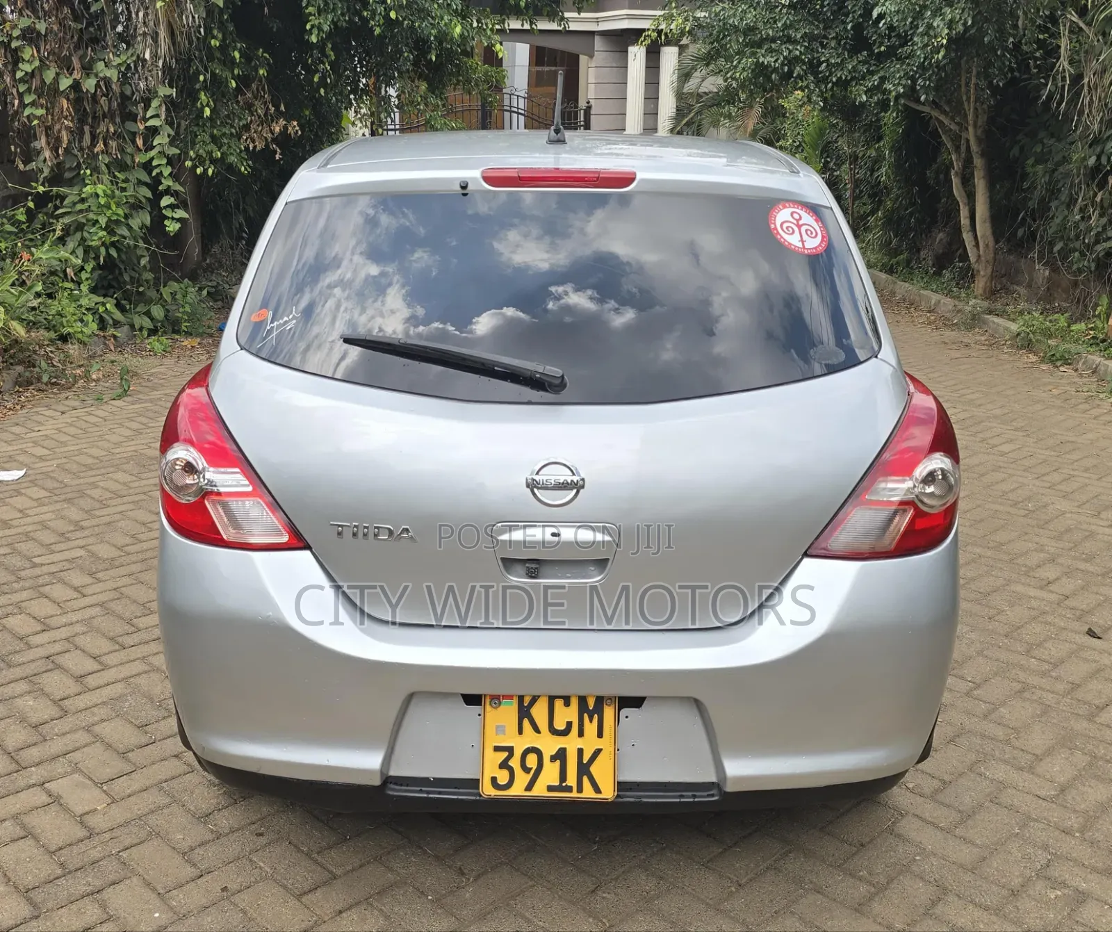 Nissan Tiida 2011 Silver