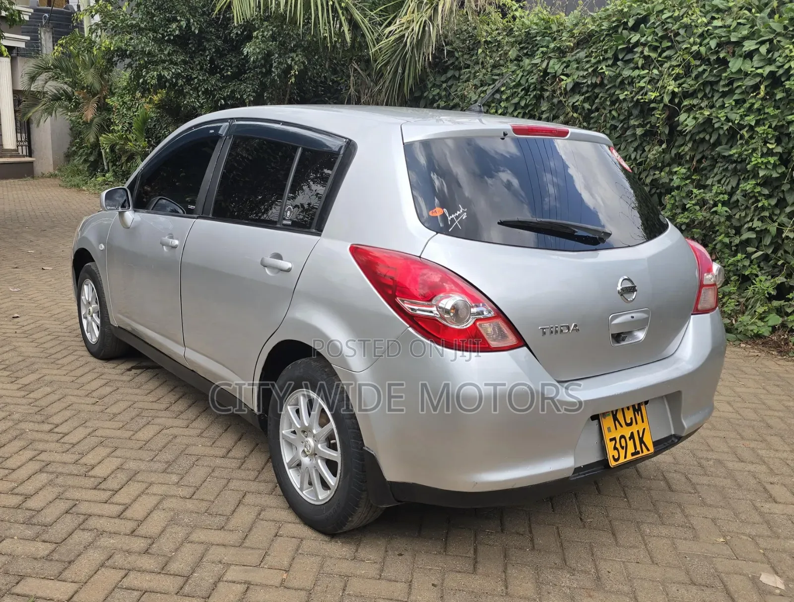 Nissan Tiida 2011 Silver