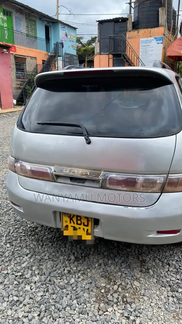 Toyota Gaia 2003 Silver