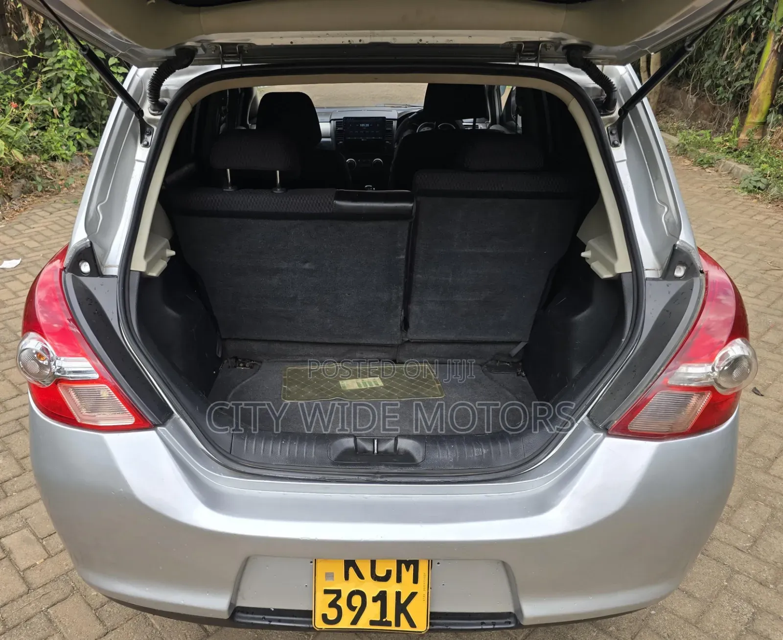 Nissan Tiida 2011 Silver