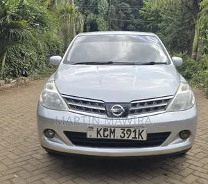 Nissan Tiida 2011 Silver