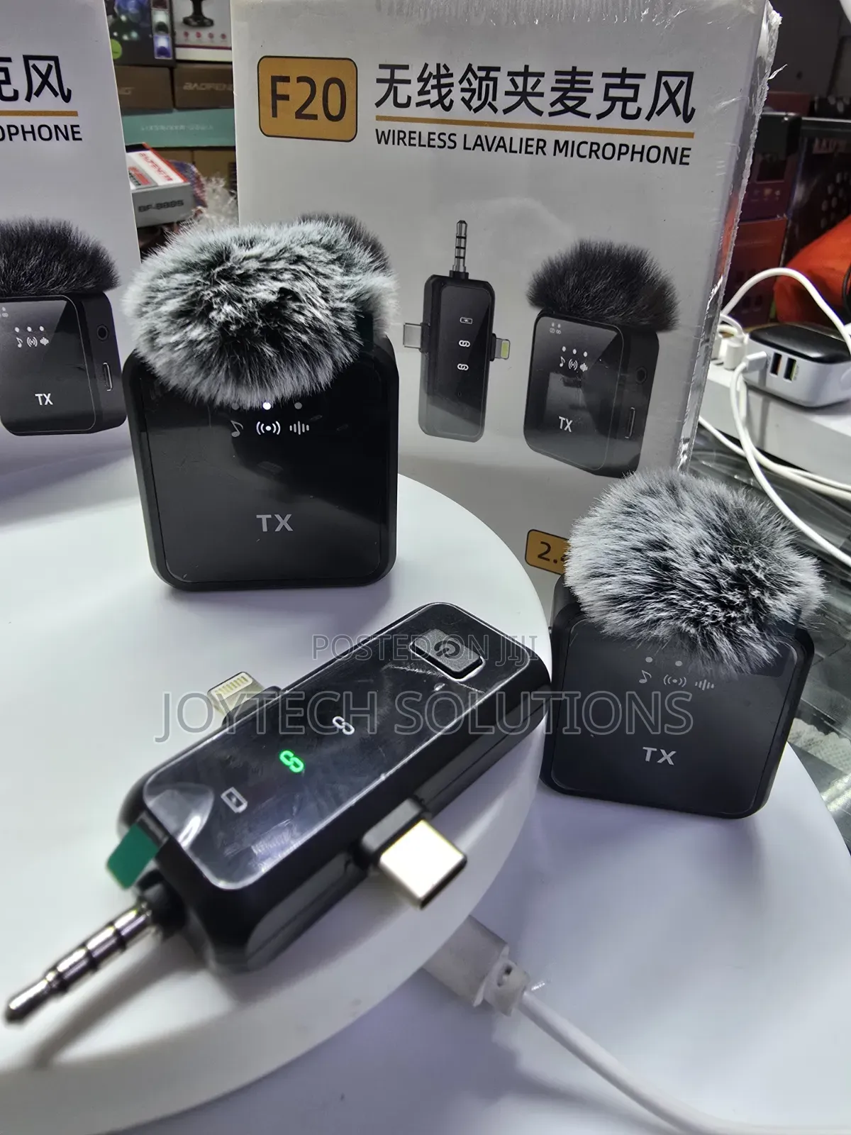 Portable F20 Wireless Lavalier Mic With Dual Transmitters