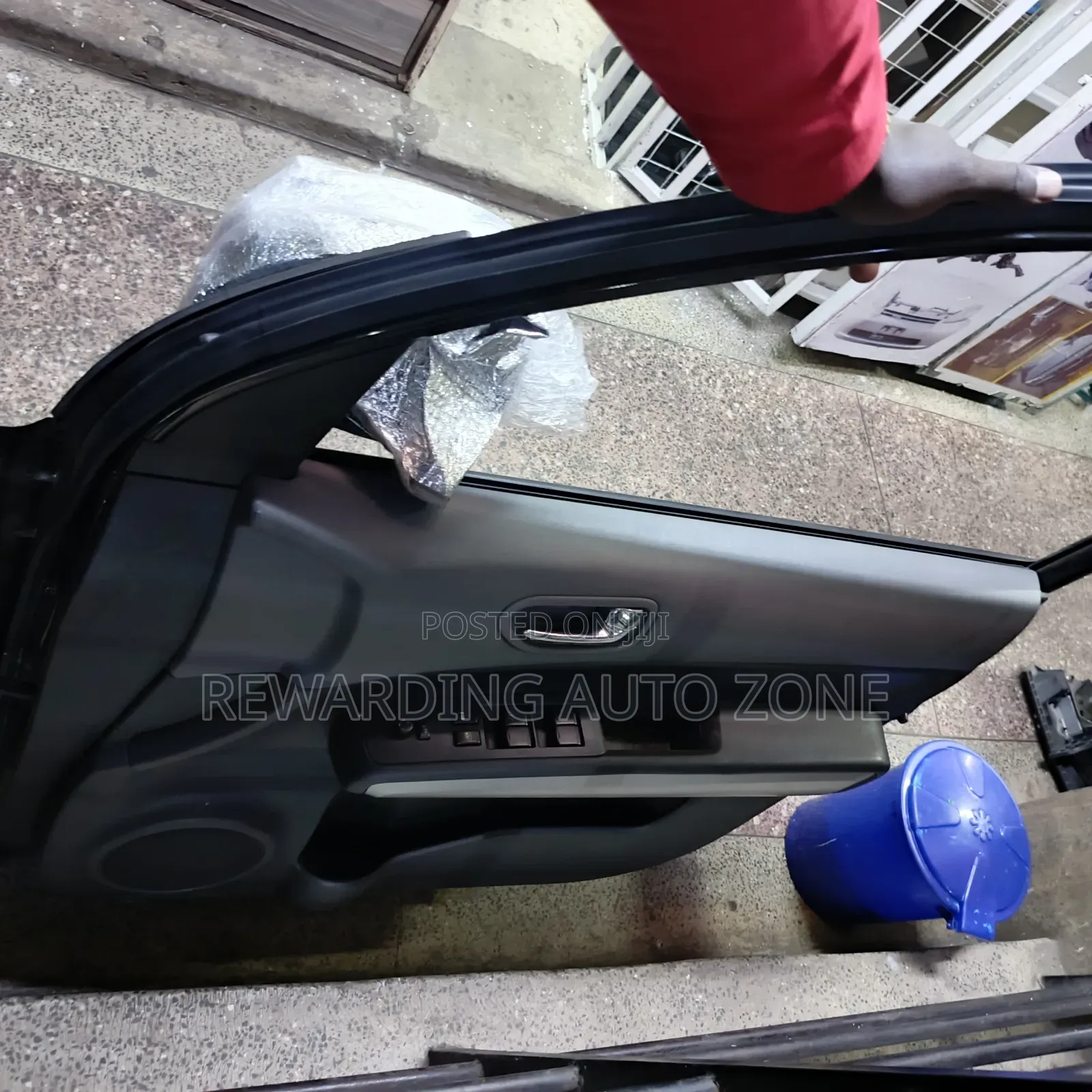 Nissan Xtrail Nt31 Front RHS Complete With Side Mirror and Windbreaker