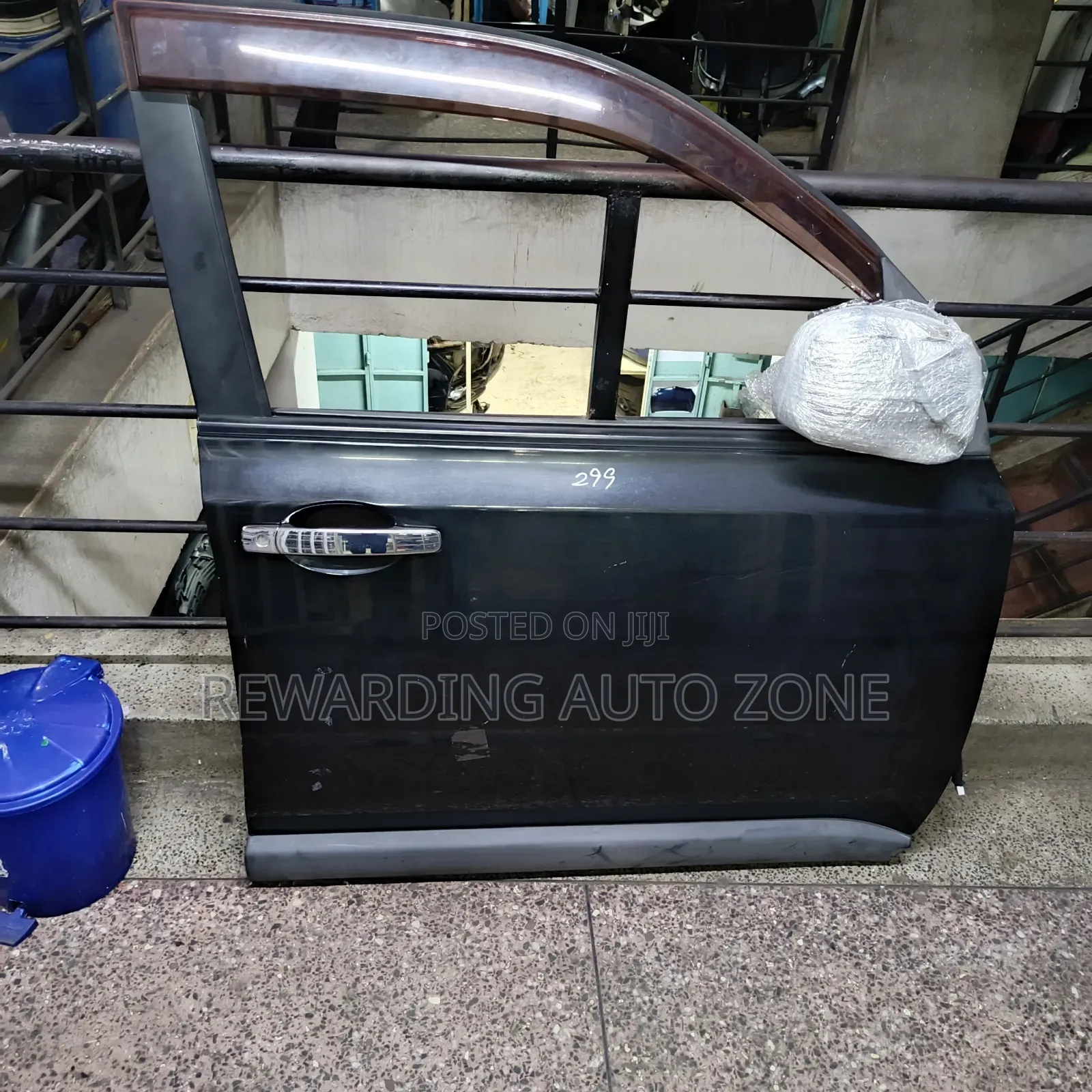 Nissan Xtrail Nt31 Front RHS Complete With Side Mirror and Windbreaker