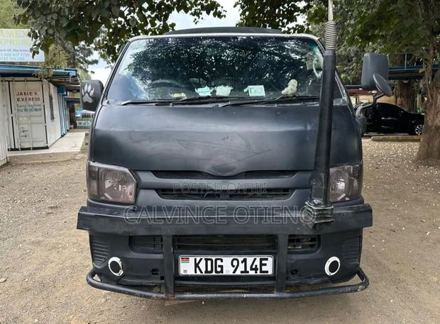 Toyota HiAce 2016 White - thumbnail 4