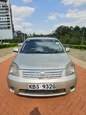 Toyota Raum 2005