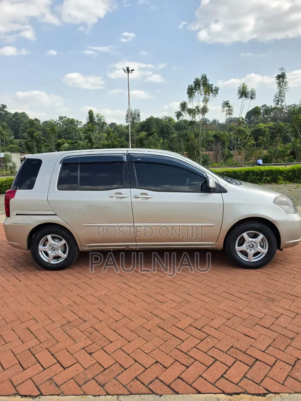 Toyota Raum 2005