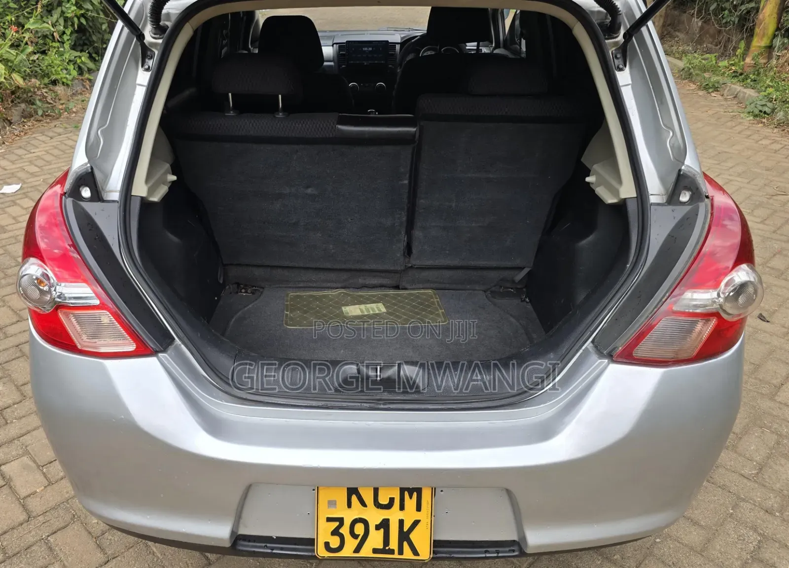 Nissan Tiida 2010 Silver