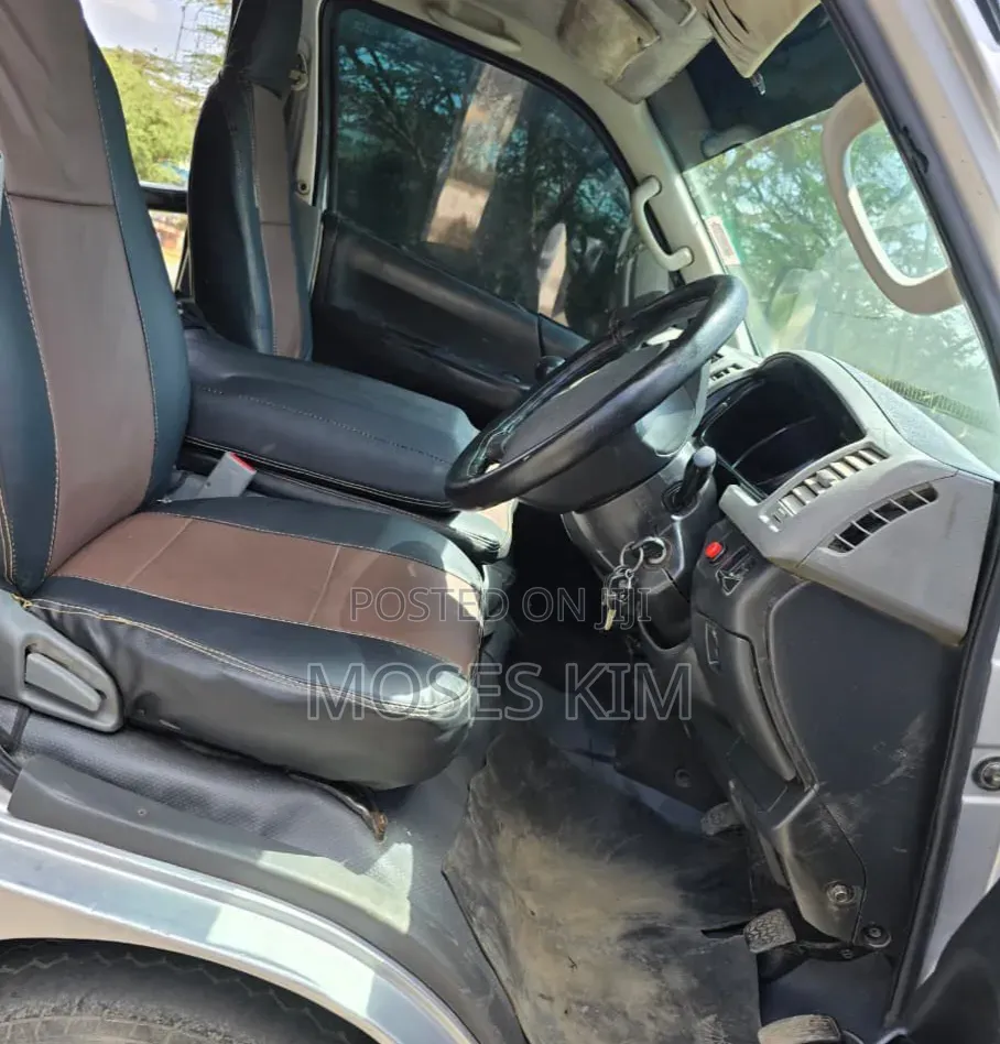 Toyota HiAce 2013 Silver