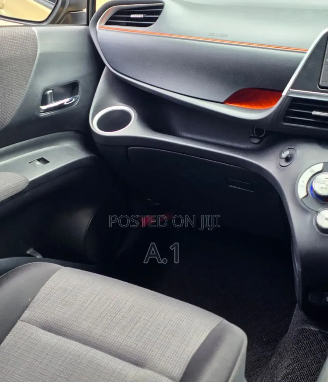 Toyota Sienta 2019 Beige