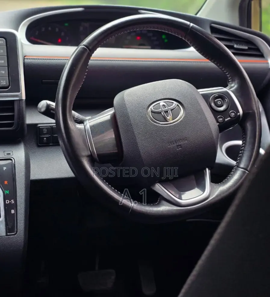 Toyota Sienta 2019 Beige