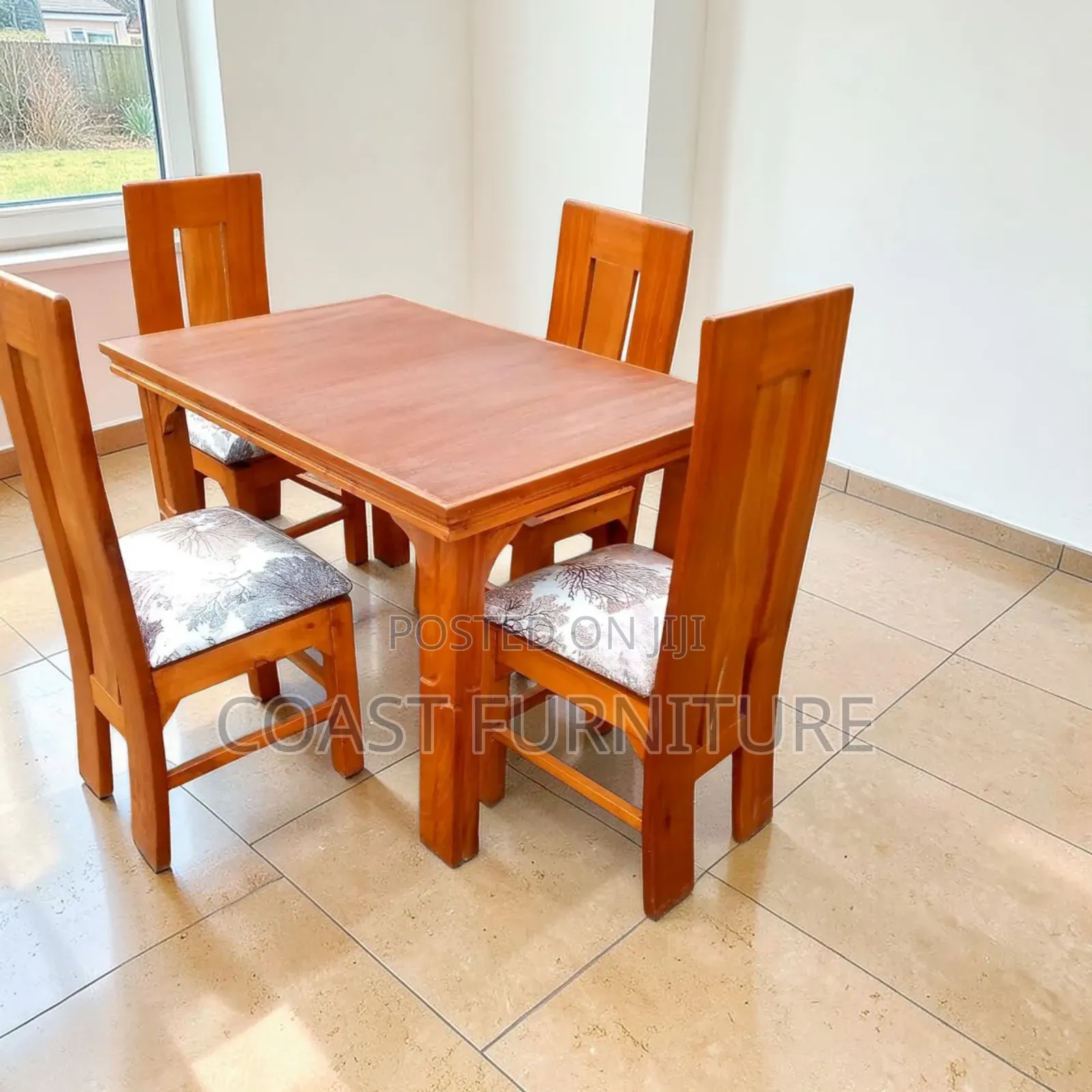 4 Seaters Dining Set Suitable for Your Family