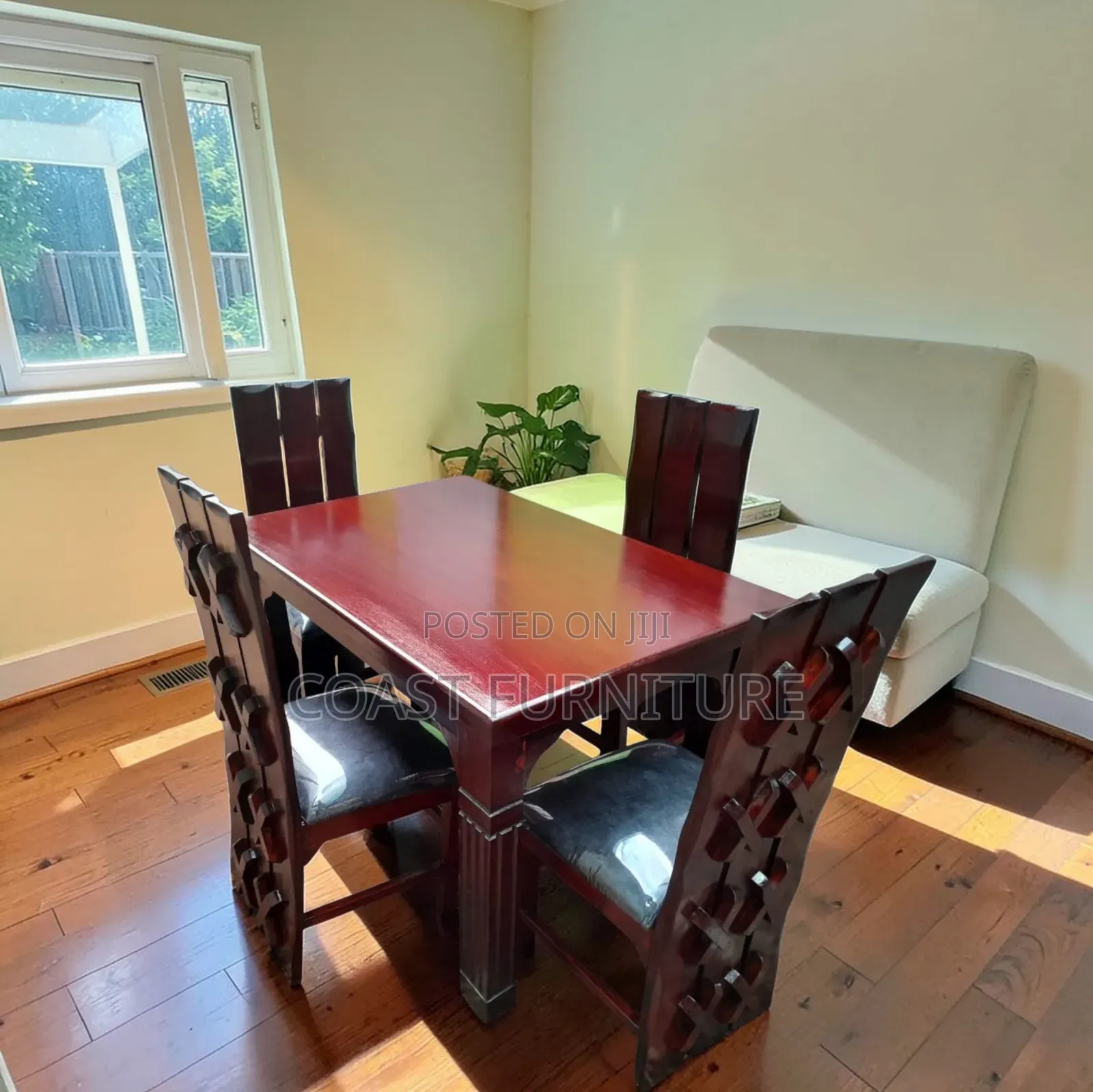 4 Seaters Dining Set Suitable for Your Family