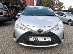 Toyota Vitz 2018 Silver
