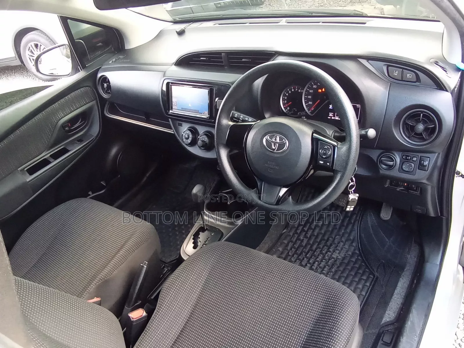 Toyota Vitz 2018 Silver