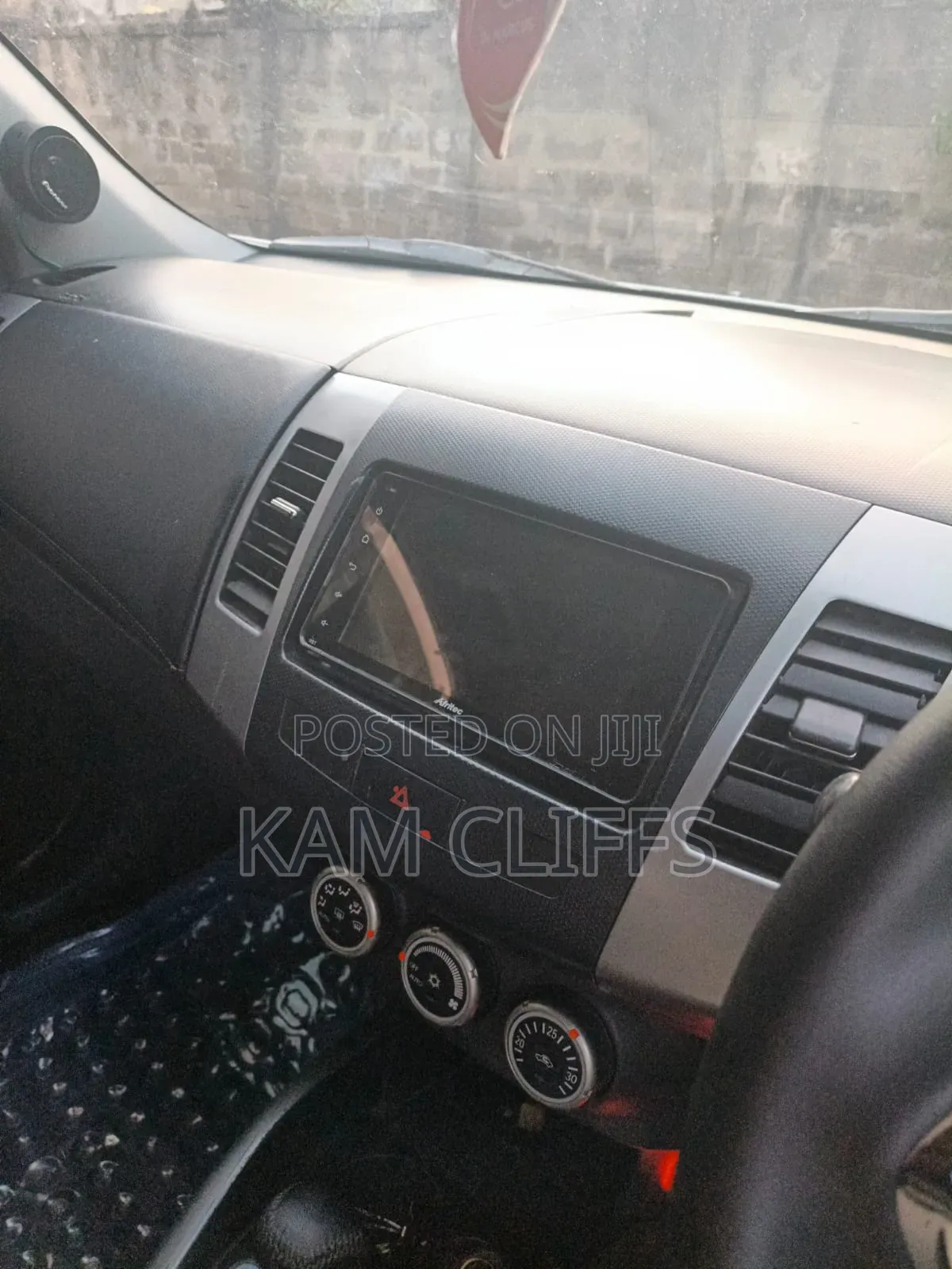 Mitsubishi Outlander 2011 White