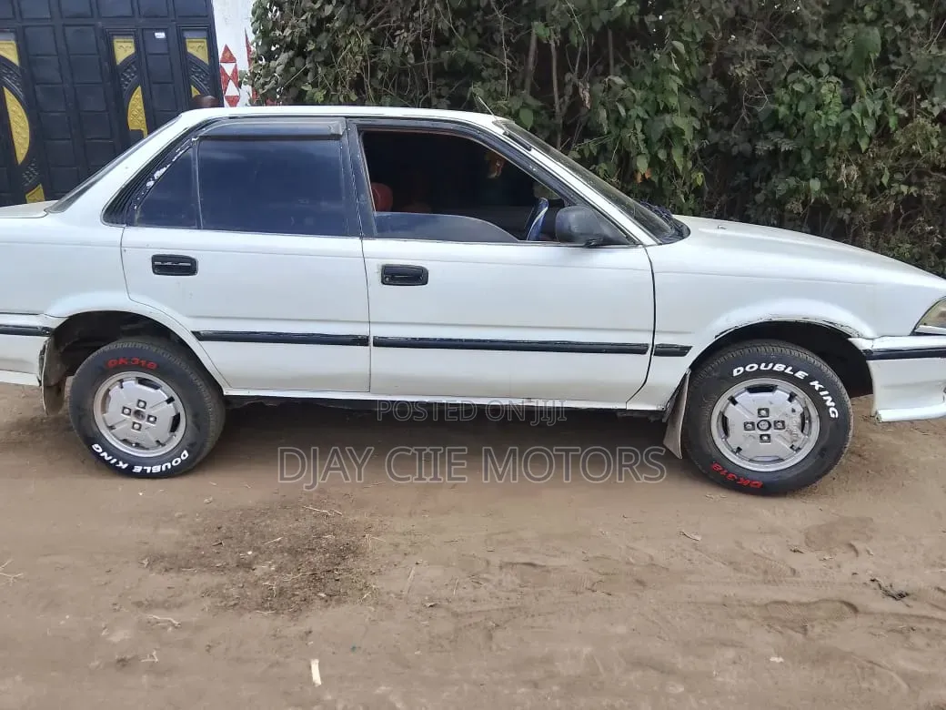 Toyota Corolla 1999 White