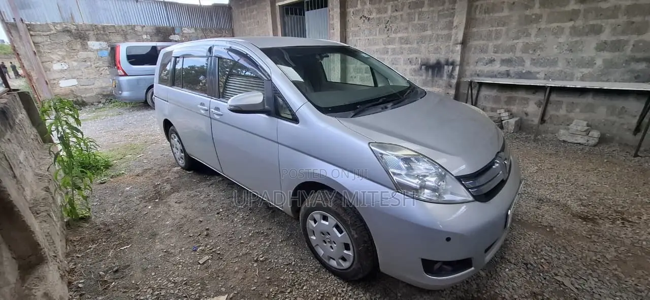 Toyota ISIS 2015 Silver